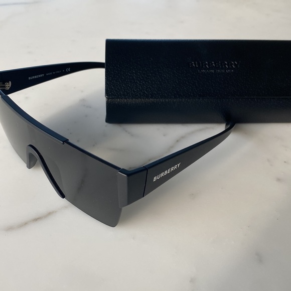 Burberry sunglasses - Picture 3 of 3